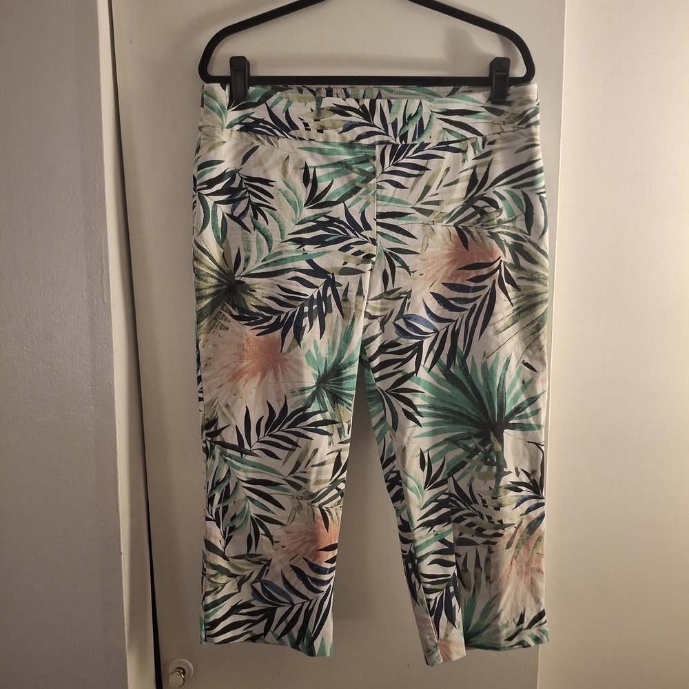Counterparts Women's Leaf Print Capri Pants